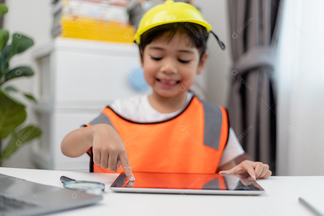 Menina asiática futuros engenheira