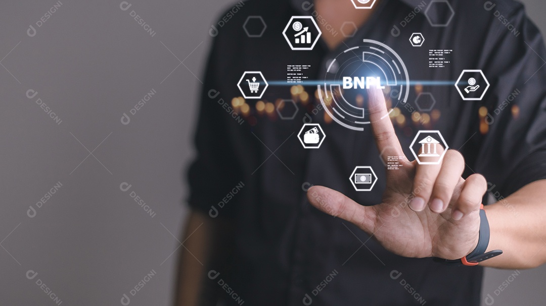 Empresário segurando um smartphone com ícones de BNPL com online