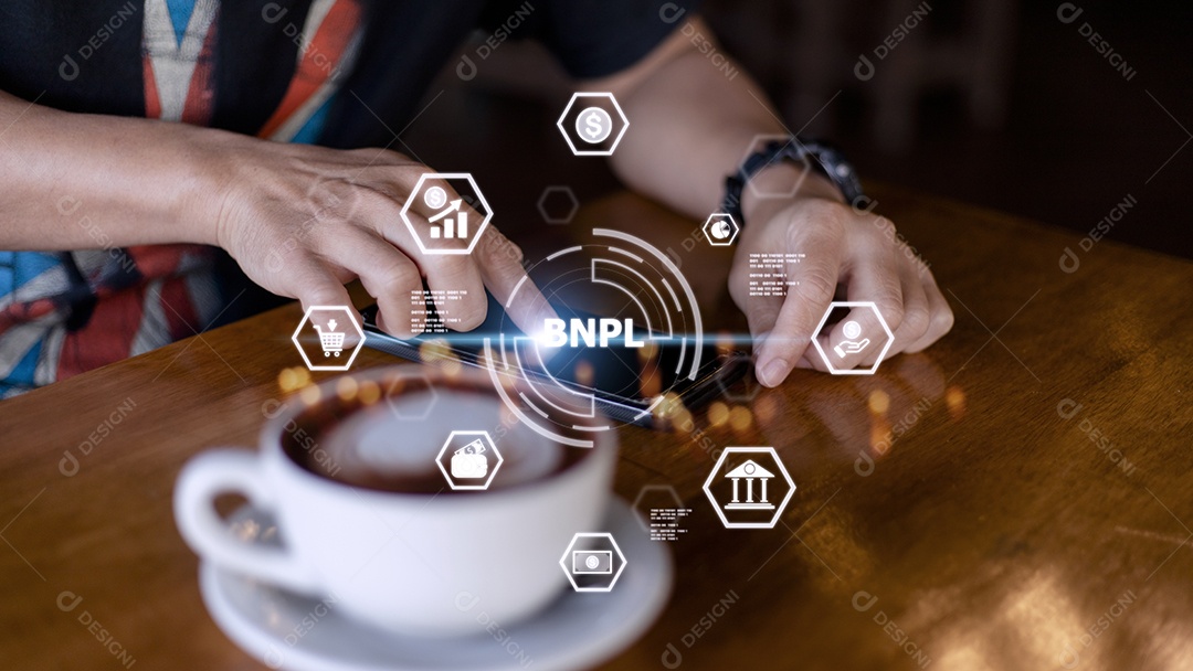 Empresário segurando um smartphone com ícones de BNPL com online