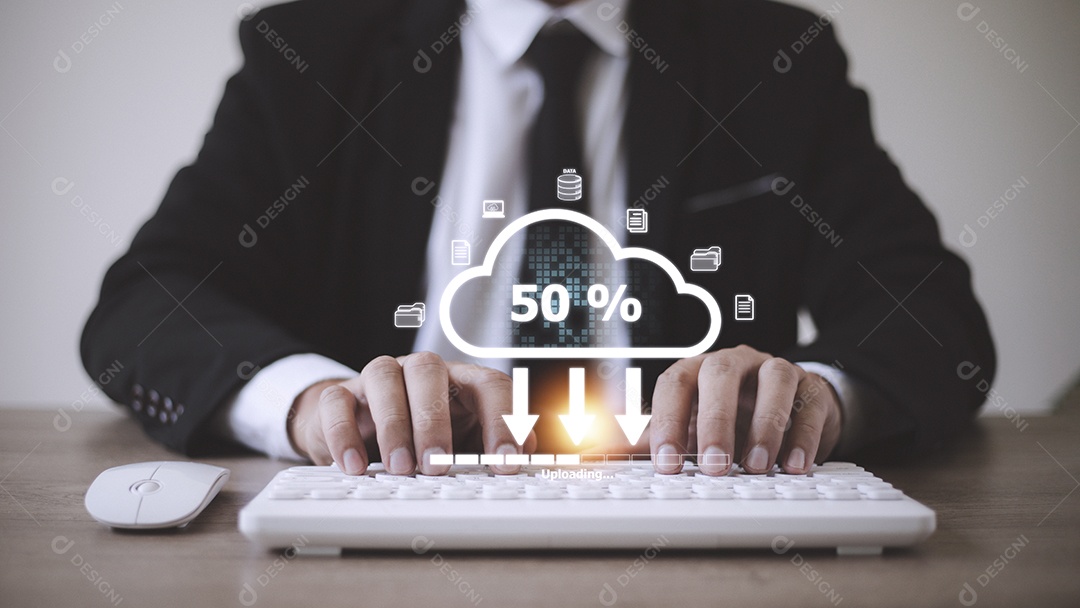 Conceito de tecnologia de armazenamento em nuvem. Empresários usam laptops para sincronizar