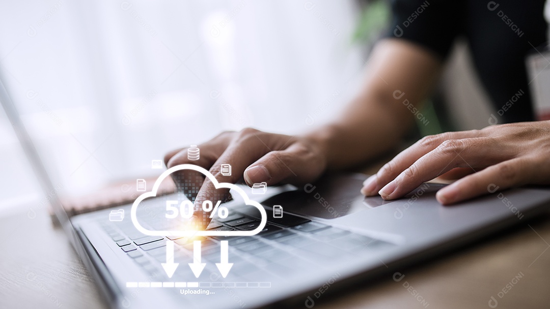 Mulher fazendo upload de nuvem no laptop no escritório. Informações de dados