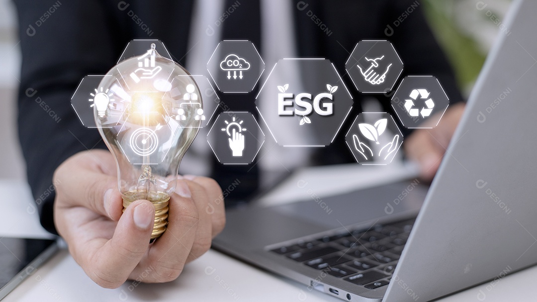 Mão de empresário segurando lâmpada com ícone esg no scr virtual