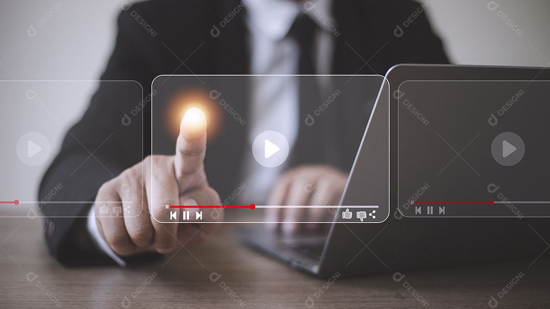 Homem usando mouse e teclado para streaming online, assistindo vídeo