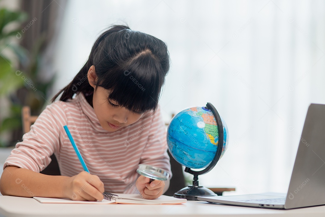 Menina asiática está aprendendo o modelo do globo, conceito de salvar