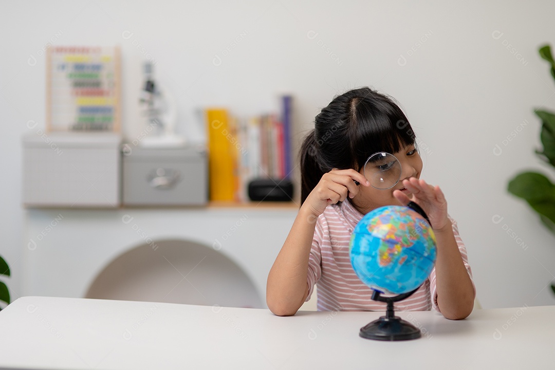 Menina asiática está aprendendo o modelo do globo, conceito de salvar