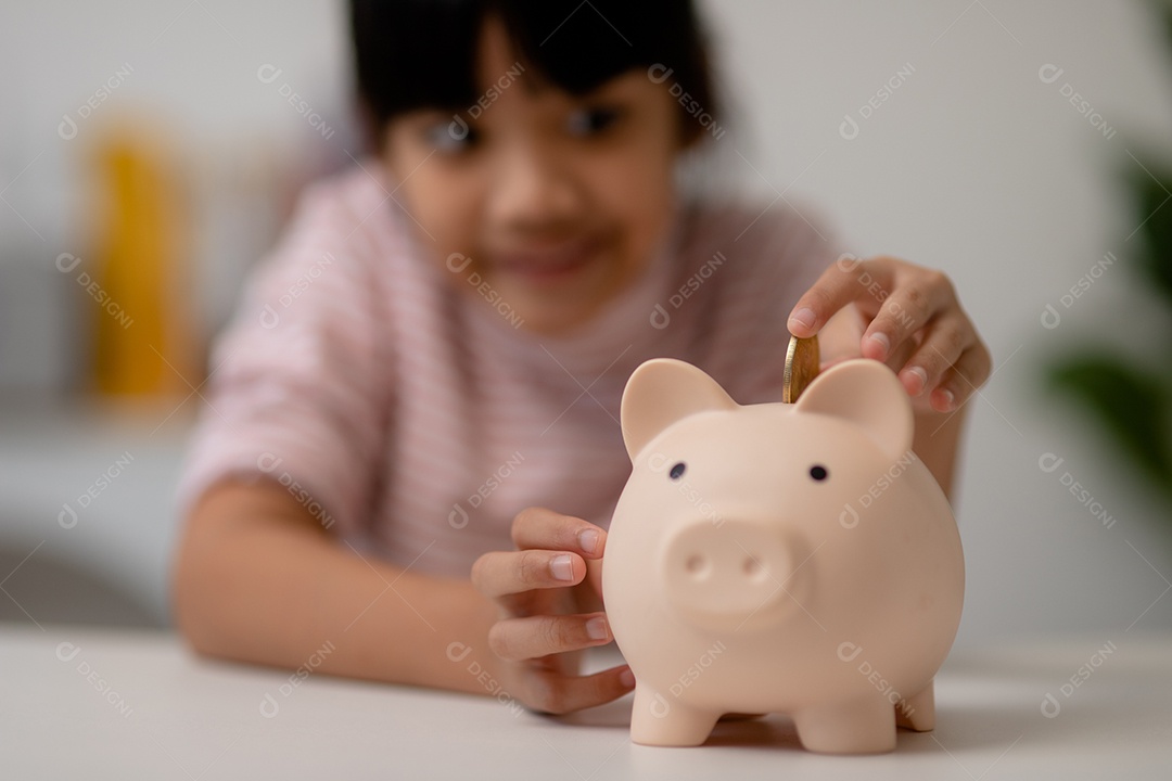 Menina asiática economizando dinheiro em um cofrinho, aprendendo