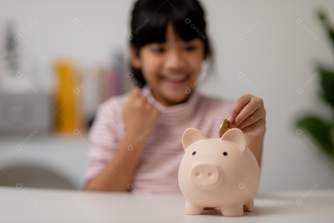 Menina asiática economizando dinheiro em um cofrinho, aprendendo