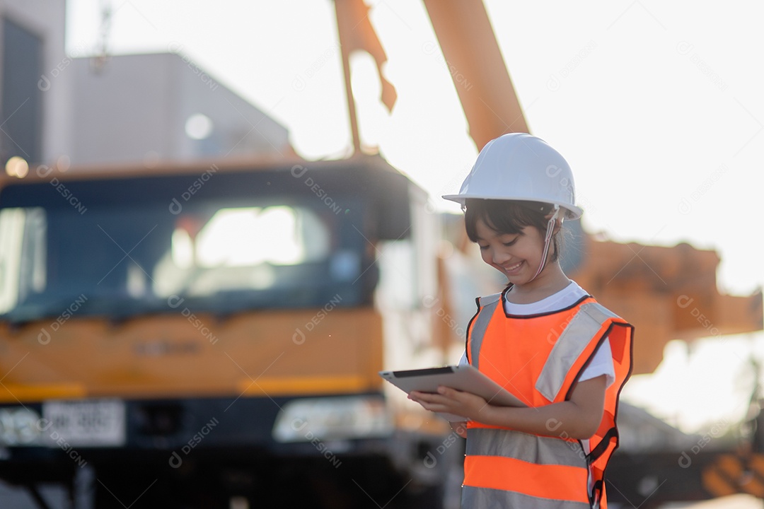 Menina bonita asiática tocando a tela do tablet digital em cima da mesa