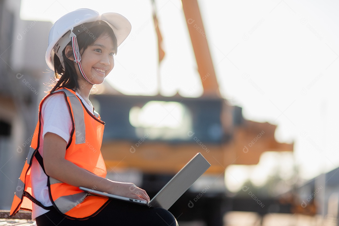 Menina bonita asiática tocando a tela do tablet digital em cima da mesa