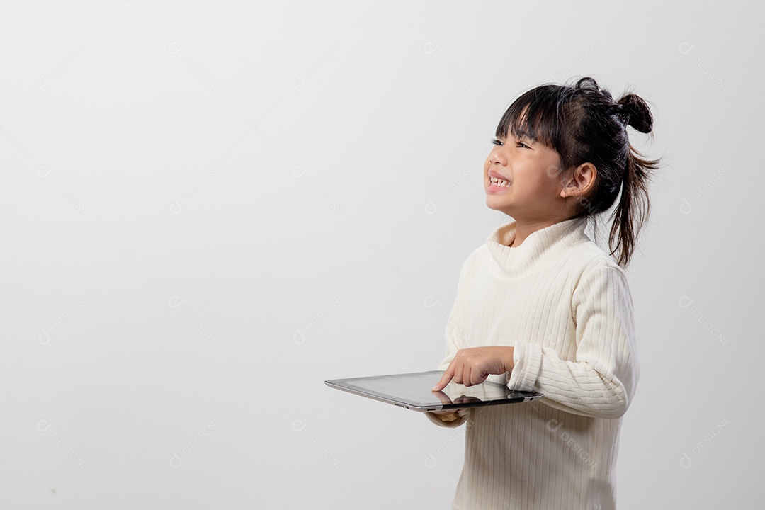 Menina asiática segurando e usando o tablet digital em branco.