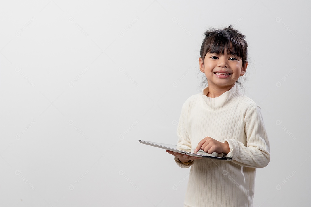 Menina asiática segurando e usando o tablet digital em branco.
