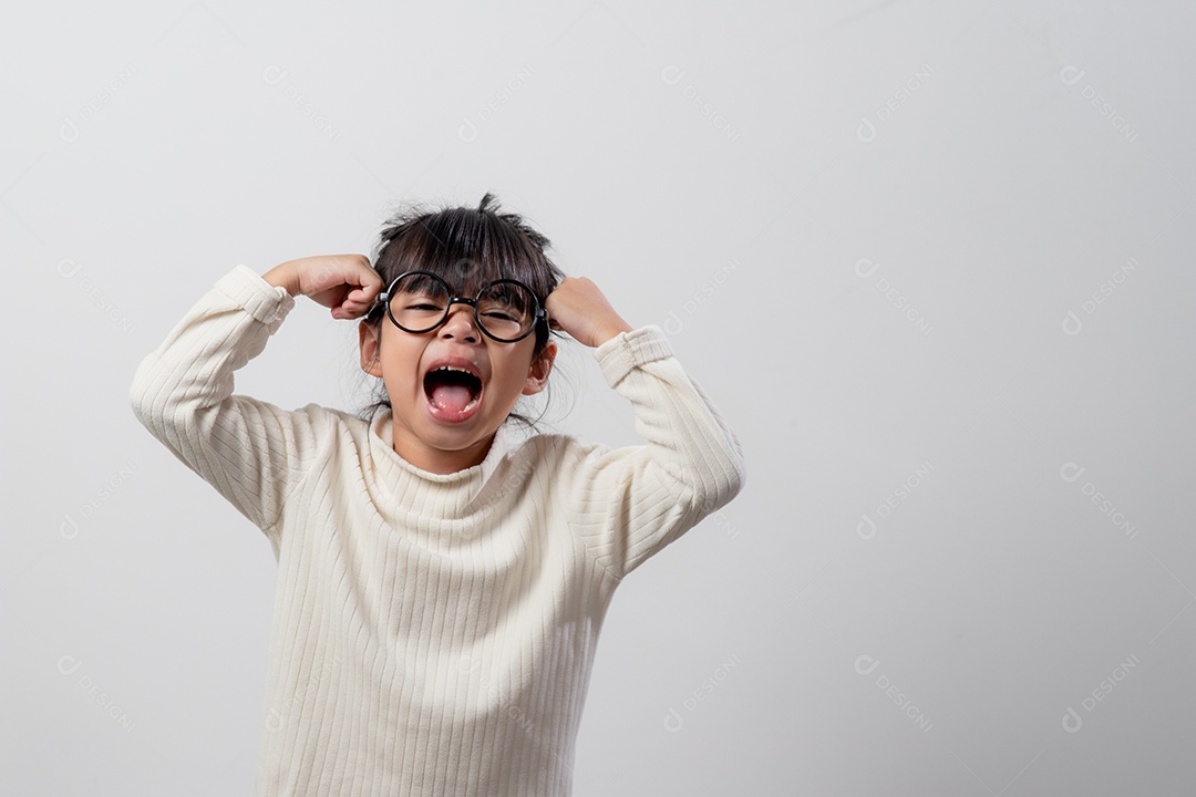 Menina triste segura sua cabeça. menina se sentindo mal.