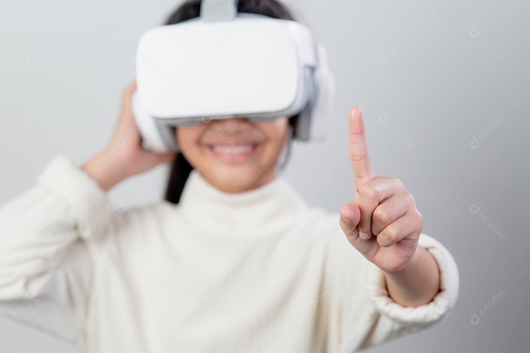 Menina asiática com fone de ouvido de realidade virtual. tecnologia de inovação.