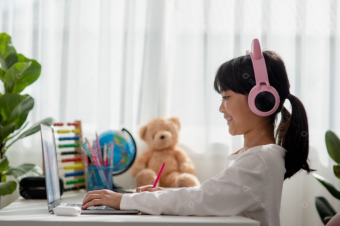 Menina asiática em fones de ouvido tem chamada de vídeo distante classe.