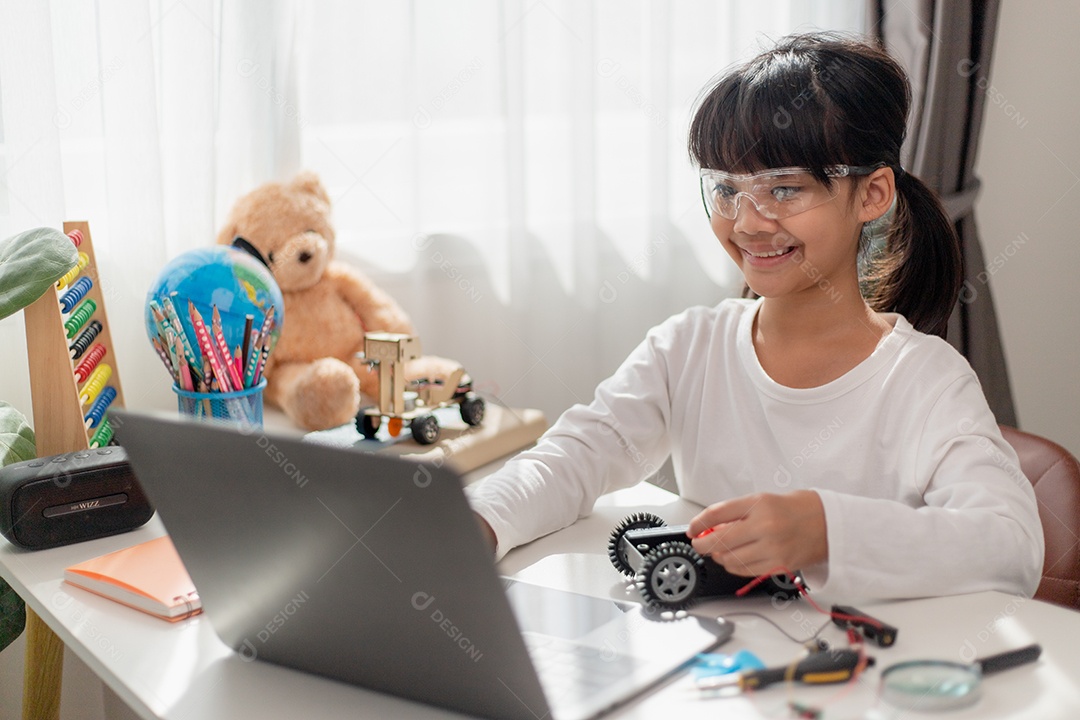Estudantes da Ásia aprendem em casa a codificar carros- robôs e eletrônicos.