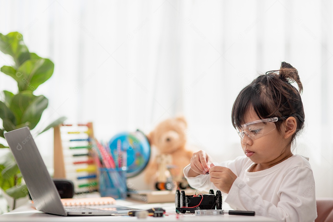 Estudantes da Ásia aprendem em casa a codificar carros- robôs e eletrônicos