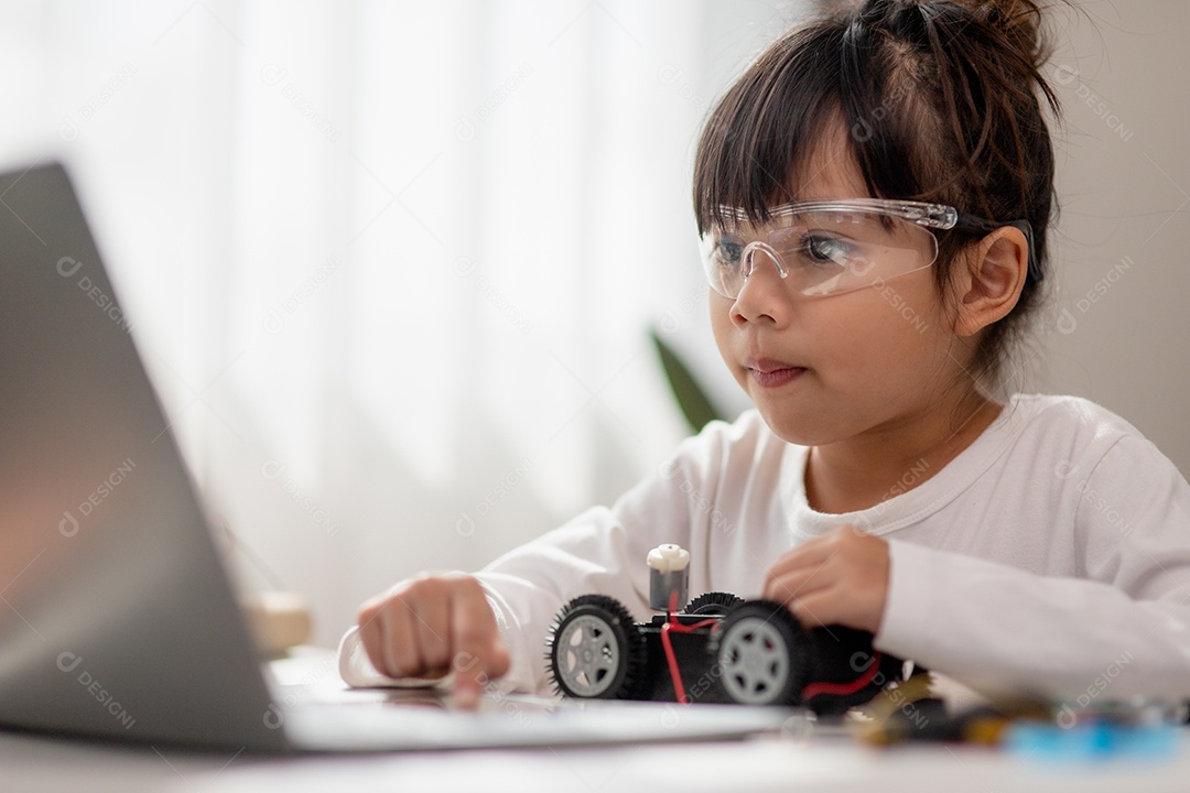 Estudantes da Ásia aprendem em casa a codificar carros- robôs e eletrônicos.