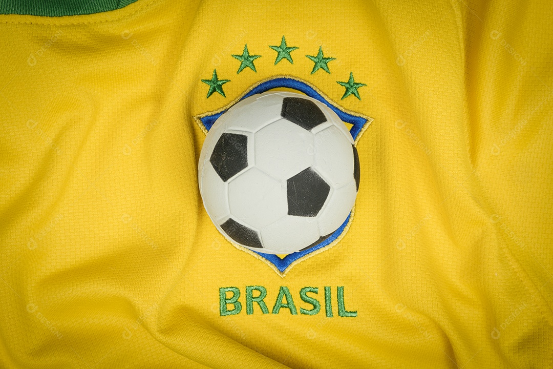 O símbolo nacional ou logotipo do time de futebol brasileiro chamado CBF e bola de futebol. Conceito de imagem editorial de futebol.