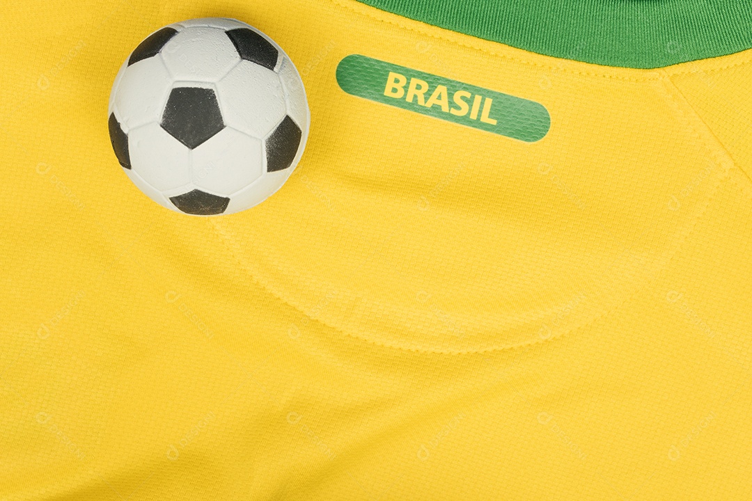 O símbolo nacional ou logotipo do time de futebol brasileiro chamado CBF e bola de futebol. Conceito de imagem editorial de futebol.