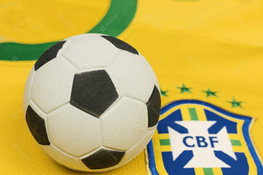 O símbolo nacional ou logotipo do time de futebol brasileiro chamado CBF e bola de futebol. Conceito de imagem editorial de futebol.