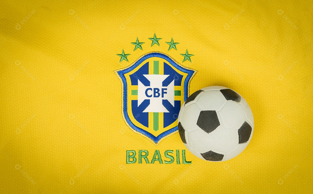 O símbolo nacional ou logotipo do time de futebol brasileiro chamado CBF e bola de futebol. Conceito de imagem editorial de futebol.