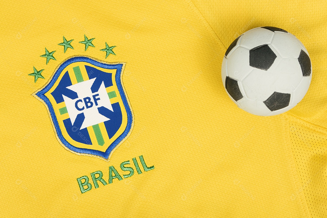 O símbolo nacional ou logotipo do time de futebol brasileiro chamado CBF e bola de futebol. Futebol Imagem Editorial.