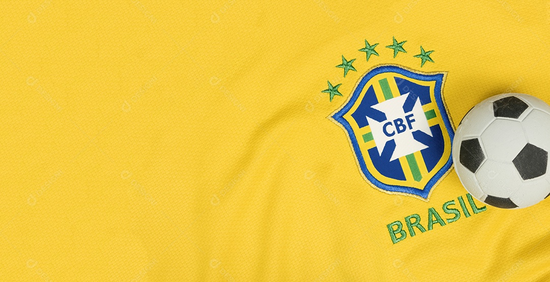 O símbolo nacional ou logotipo do time de futebol brasileiro chamado CBF e bola de futebol. Futebol Imagem Editorial.