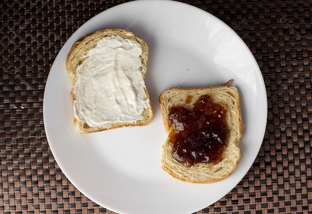 Pão de forma cortados e fatiados empilhados café da manhã