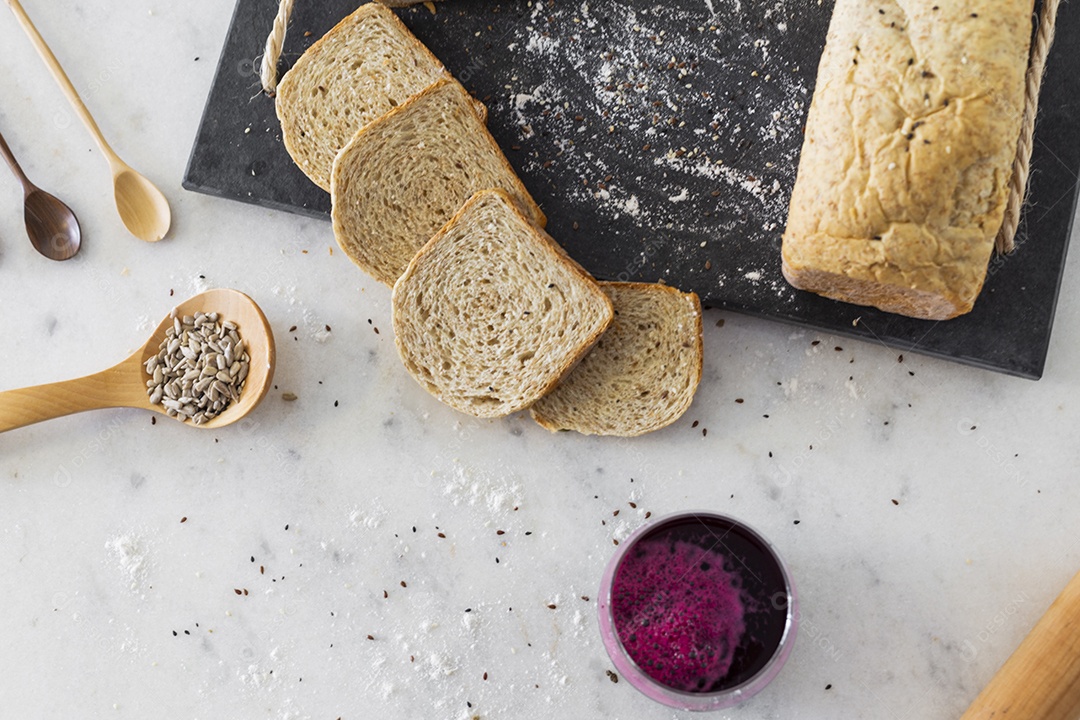 Pão de forma cortados e fatiados empilhados