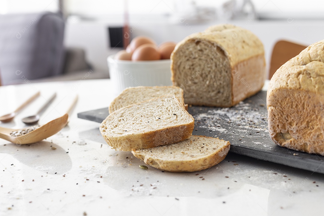 Pão de forma cortados e fatiados empilhados