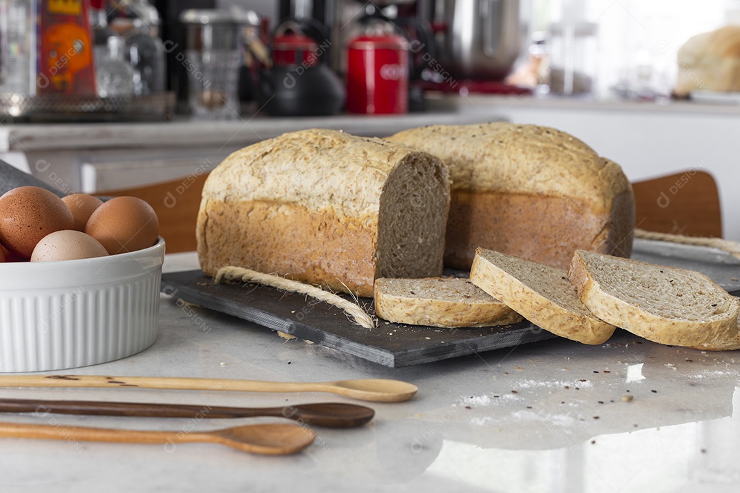 Pão de forma cortados e fatiados empilhados