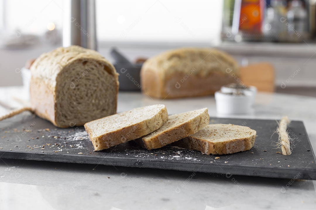 Pão de forma cortados e fatiados empilhados