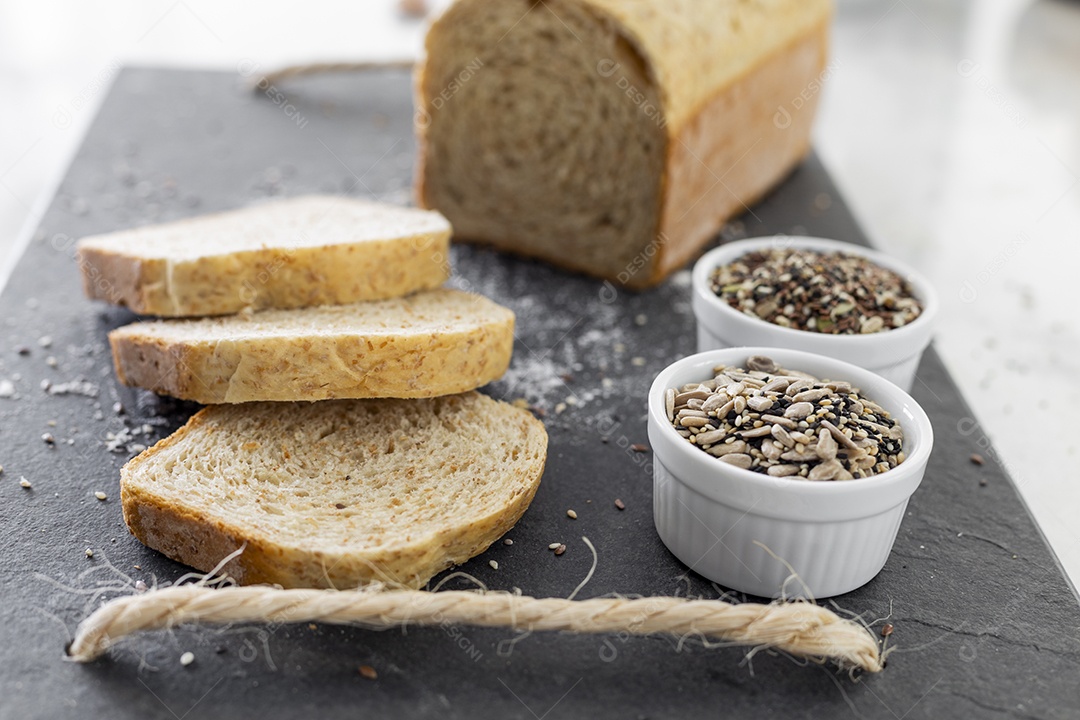 Pão de forma cortados e fatiados empilhados
