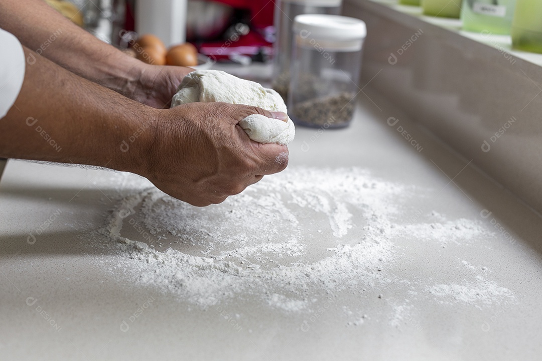 Mãos de padeiro preparando bolo farinha de rosca