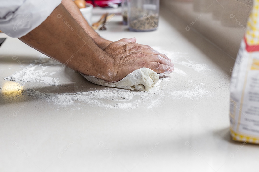 Mãos de padeiro preparando bolo farinha de rosca
