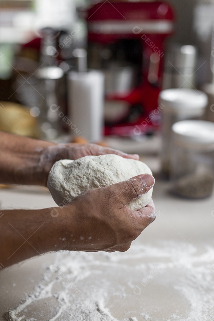 Mãos de padeiro preparando bolo farinha de rosca