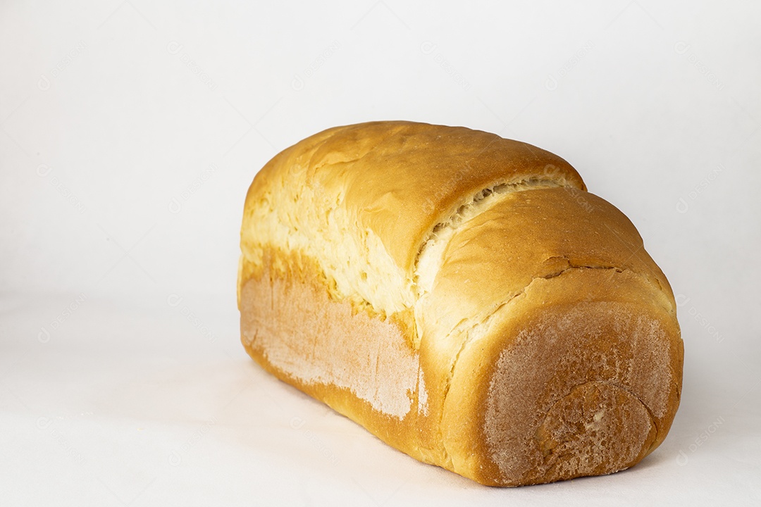 Pão assado sobre uma mesa branca