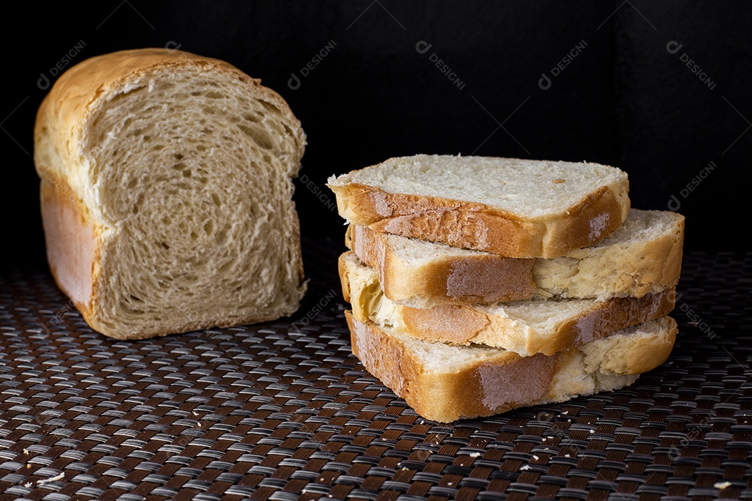 Pão de forma cortados e fatiados empilhados