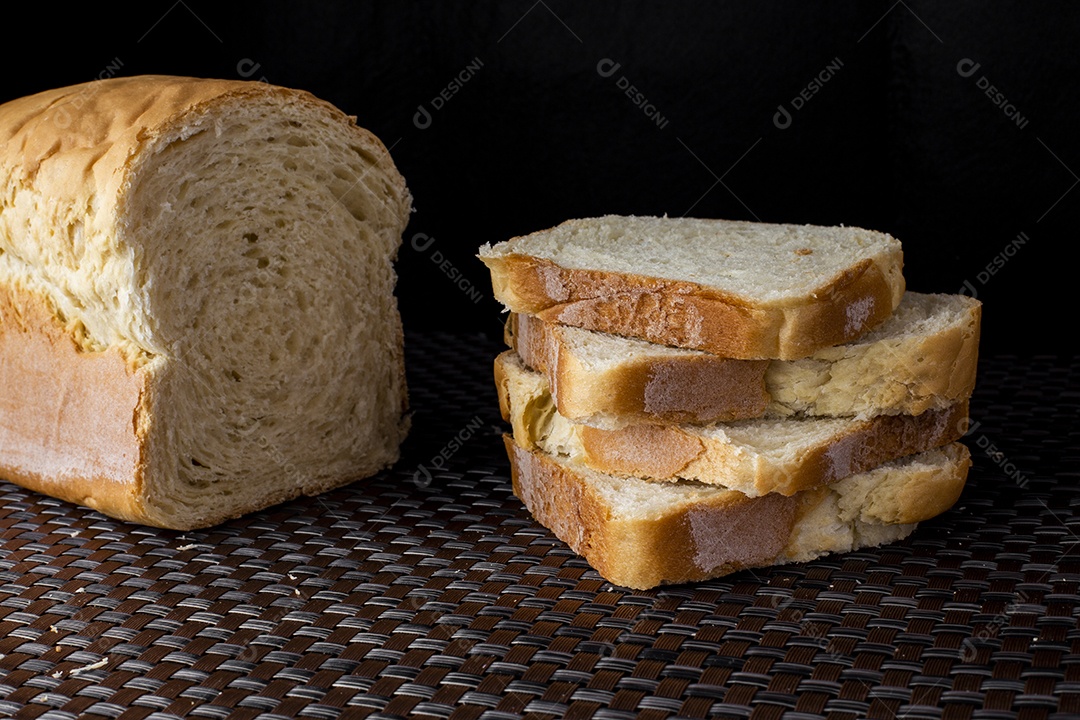 Pão de forma cortados e fatiados empilhados