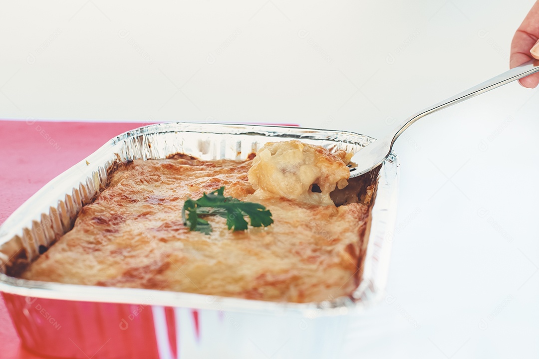 Torta bolo sobre uma forma