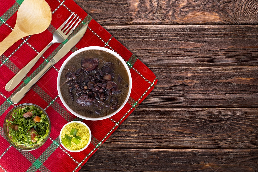 Prato de comida típico do brasil Feijoada