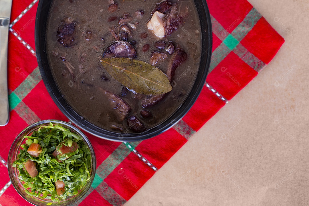 Prato de comida típico do brasil Feijoada