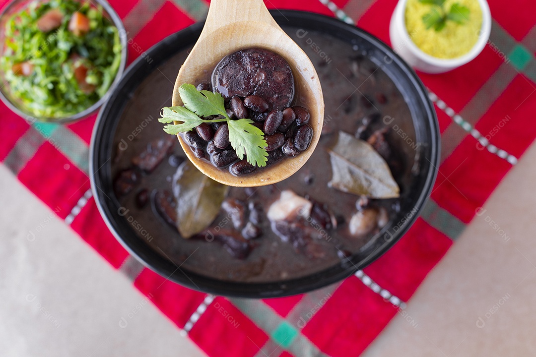 Prato de comida típico do brasil Feijoada