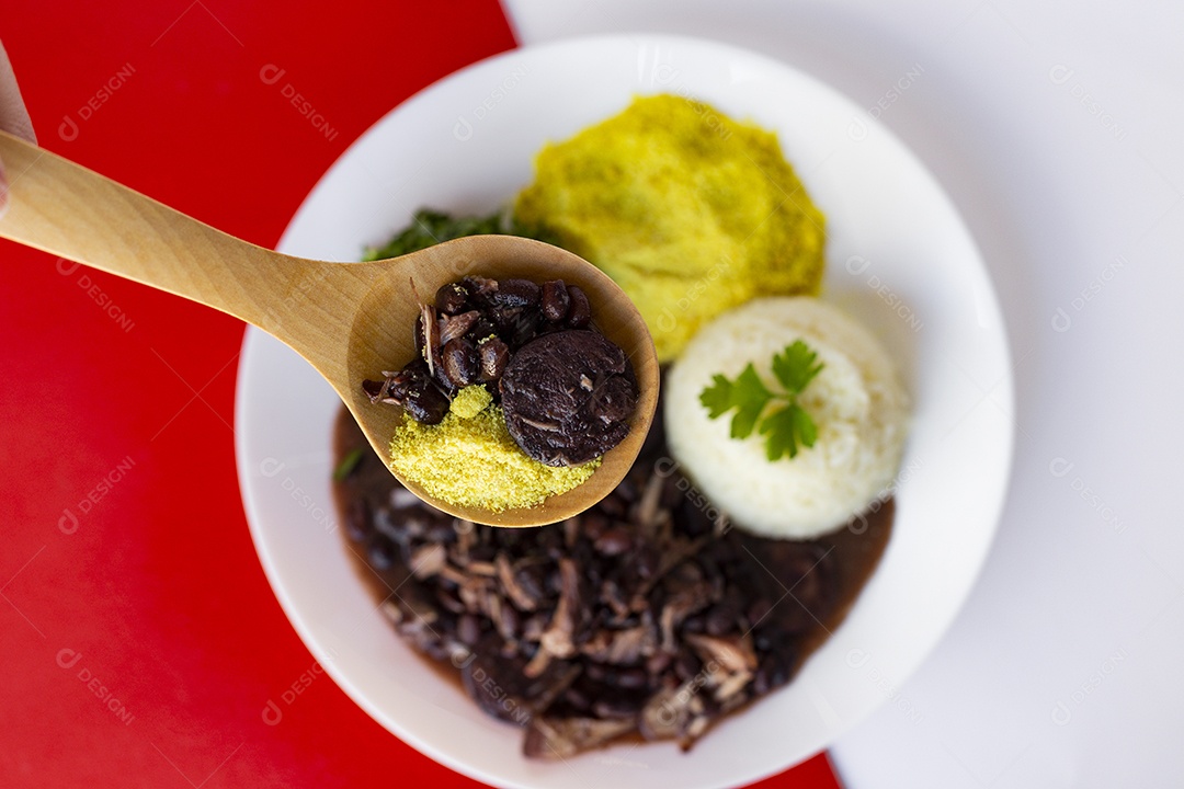 Prato de comida típico do brasil Feijoada