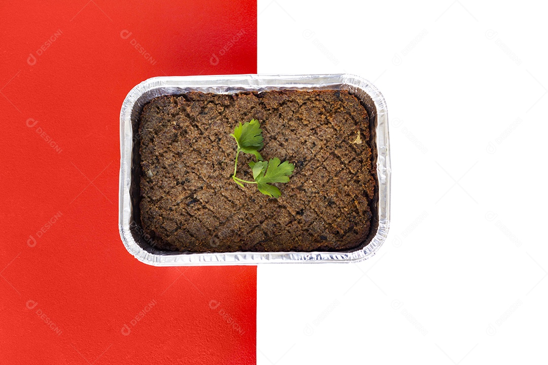 Bolo de chocolate sobre uma forma