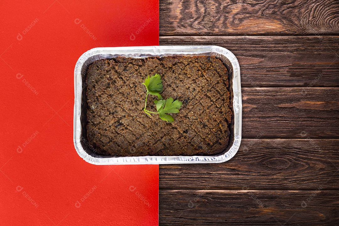 Bolo de chocolate sobre uma forma