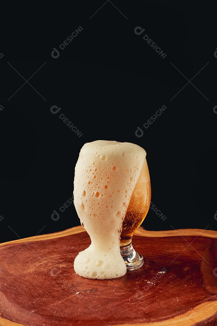 Copo de cerveja sobre uma tabua de madeira