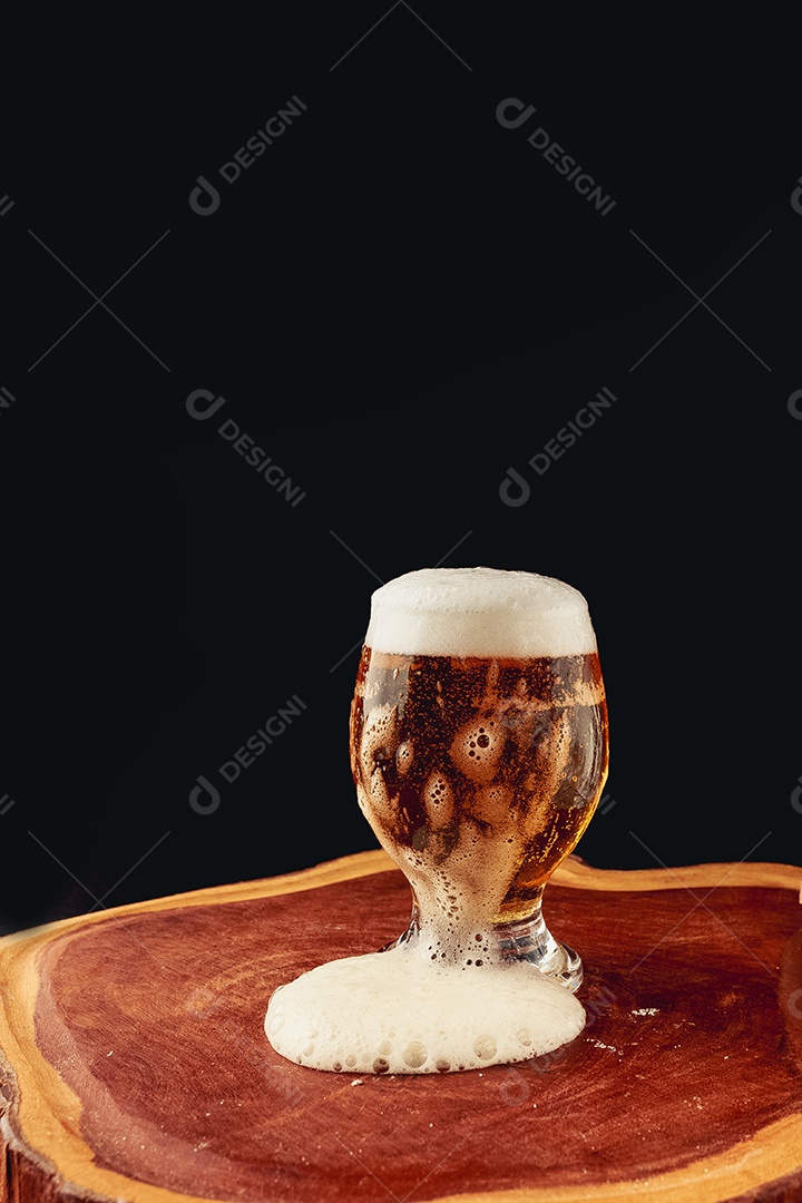Copo de cerveja sobre uma tabua de madeira