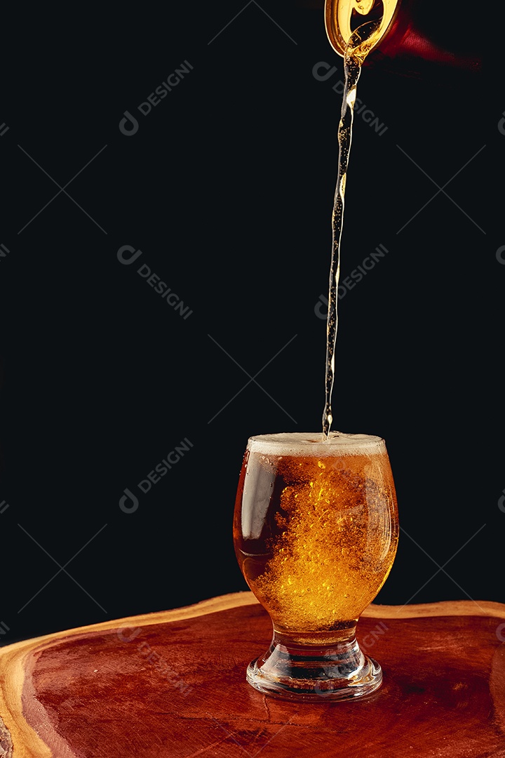 Copo de cerveja sobre uma tabua de madeira