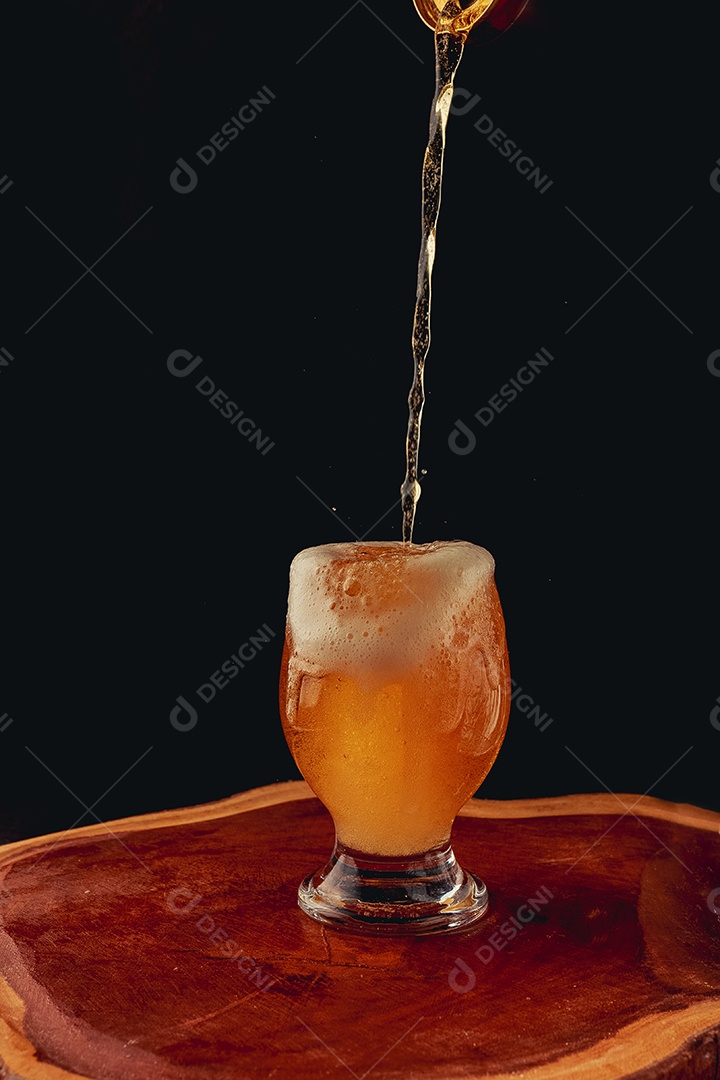 Copo de cerveja sobre uma tabua de madeira